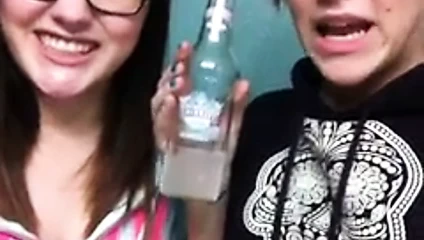 Şişe üzerinde komik sürtük kolej dil fiske