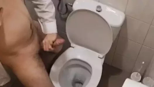 Güvenlik görevlisi tuvalette mastürbasyon yaparken yakalandı