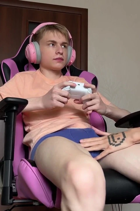 Twink Matty oyun oynarken arkadaşı Aiden'ı emiyor