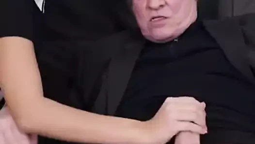 Cindy Shine yaşlı hans büyük yarağı okşuyor