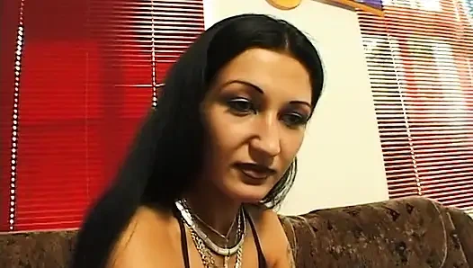 Azgın orta yaşlı seksi sürtük ıslak amını tatmin ediyor