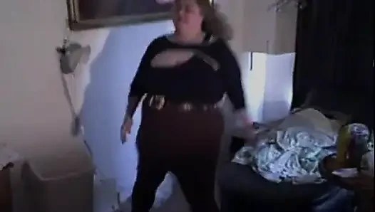 Hemşire Vicki eşyalarını sikiyor!