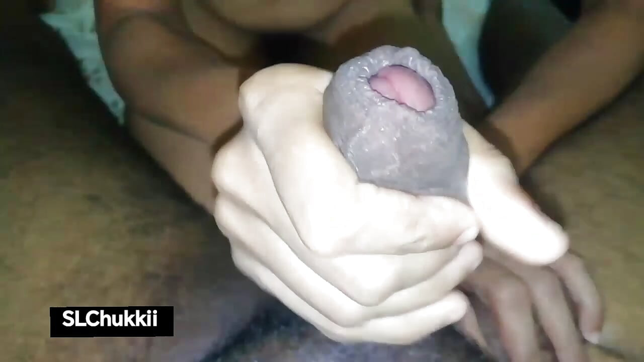 Hintli üvey kız kardeşim göğüslerin oynamasını istiyor - ağzına boşalma