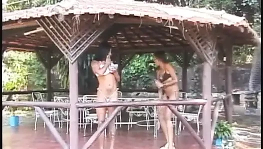 Sidik sırılsıklam açık havada grup sikişi - sürtükler her yere sırılsıklam