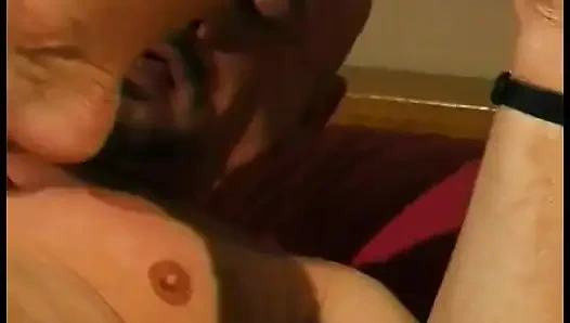 Güzel esmer hemşire Anna Malle kel delikanlının anal boşluğunu parmakları, ayak parmakları ve büyük takma yarak takma yarakla inceliyor