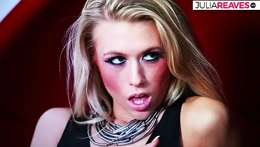 Sarışın lezbiyen orta yaşlı seksi kadın sikişiyor!