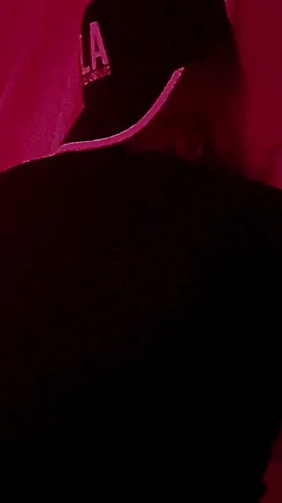 Disko tuvaletinde duvar deliği, bir yabancıyı emiyor | Klip 1