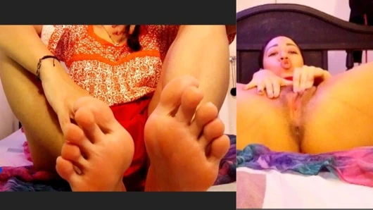 Bakire anüsü ile çok açık ve tıraşlı pembe vajina, ıslak klitorisimi ovalarken birçok yüksek sesle inliyor