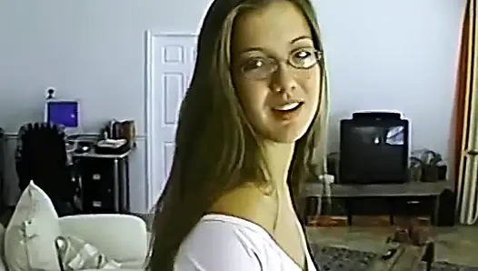 Becky uzakta bir gün mastürbasyon yapıyor