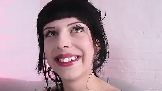 Sürtük bir esmer için çok edepsiz bir mastürbasyon