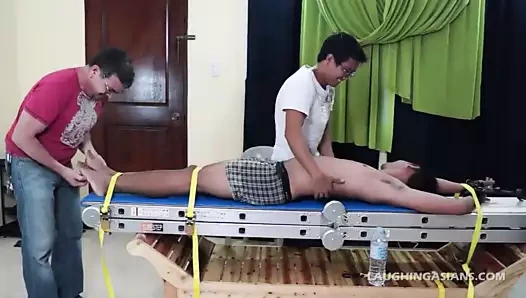 Leonard gıdıklanıyor