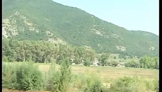 Büyük azgın olgunlar şişelerle oynuyor