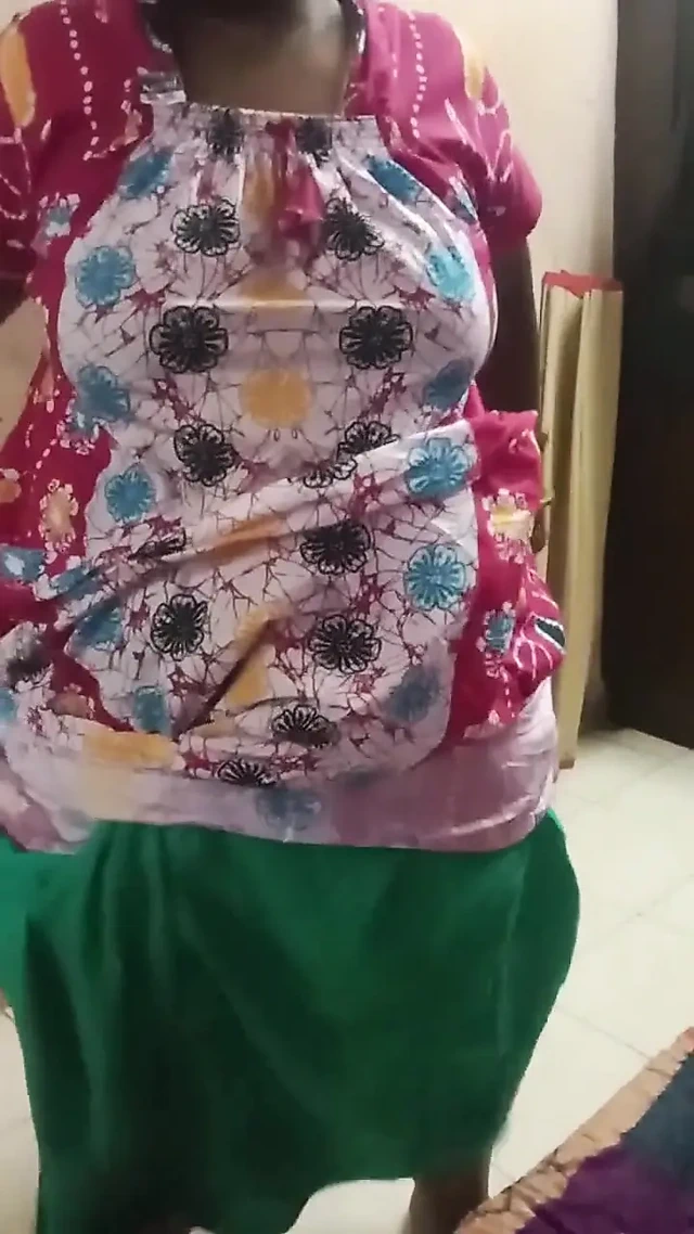 Tamil kadın kocasının önünde kıyafetlerini çıkarıyormuş gibi yapıyor