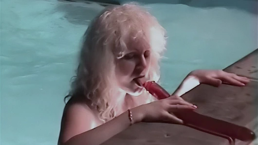 Havuz başında çift dildolu ıslak fahişe