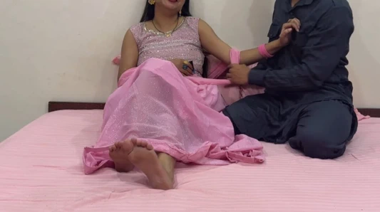 Yeni evli, desi çift Karwachauth ile aşırı vahşi ve edepsiz sevişme şimdi Hintli porno izliyor