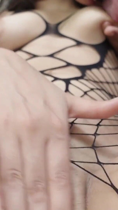 Üvey kız kardeşimin amını emiyor ve şişman götüyle yarağıma atlıyor, ev yapımı porno | Klip 1