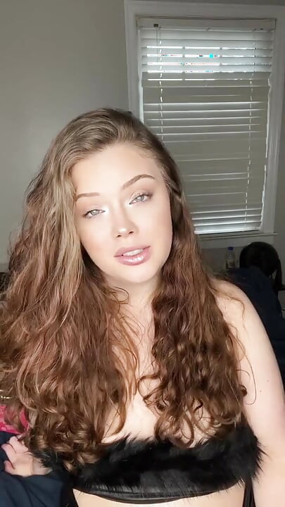 Derili orta yaşlı seksi kadın domme kadın kılıklı oğlan rol oyununu çıkarıyor