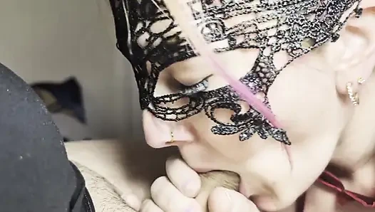 Öğleden sonra boğaz servisi - siyah elbise her damlayı yutuyor