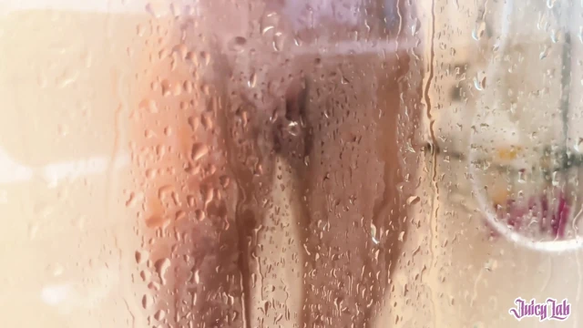 Beni onu izlerken yakaladı ve amını ovmama izin veriyor
