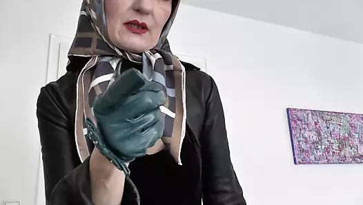 Bakış açısı: yoğun benzinli deri eldivenler kokluyor, eldivenlere boşalıyor ve temiz yalıyor