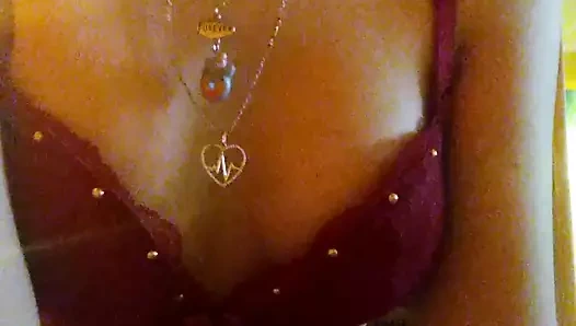 Evde güzel kırmızı iç çamaşırımı gösteriyorum