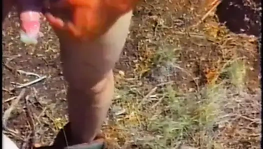 Kaslı kovboy ıslak gırtlağına kadar almak için dizlerinin üstüne çıkıyor ve sonra sikiliyor