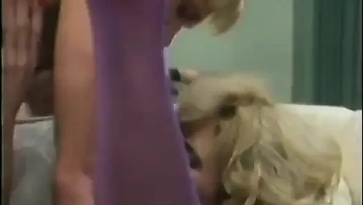 Azgın adam zonklayan yarağını sarışın hatunların amına sokuyor