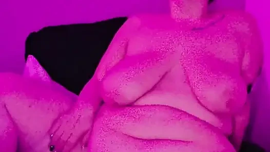 İri güzel kadın makinesi için amını açıyor