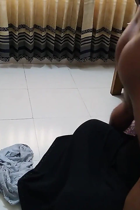 Ev sahibinin evini temizlerken Hintli hizmetçiyi yatakta sikiyor - aysha