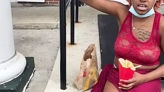 Güzel kıyafeti olan kız