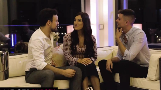 Kız arkadaş arkadaşıyla paylaşıyor