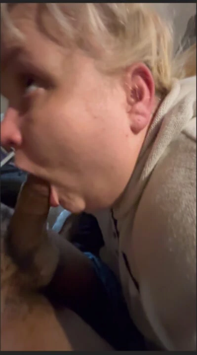 İri güzel sarışın kadın sakso çekiyor