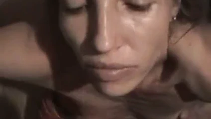 Olgun ile küçük boş memeler emmek bir çük