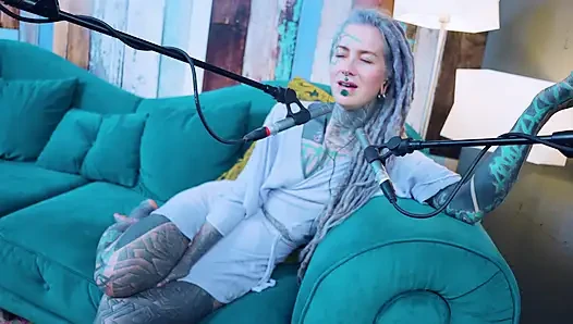 R hakkında konuşuyorum - r - r - asmr podcast sfw konuşuyor gotik sıska kız dreadlocks dövmeli model dövmeli kız