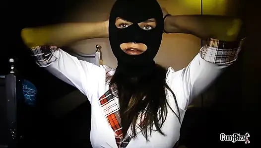 Yaramaz genç kız büyük zenci yarağına karşı