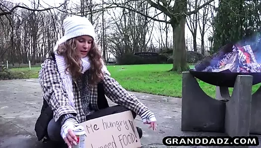 Kız öğle yemeği için gözleme ve büyükbabasının sikini alıyor