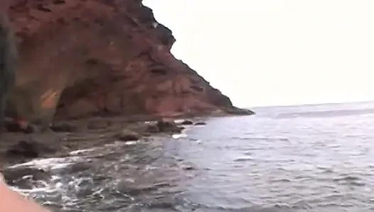 Sulu sarışın tatlı Katy Caro ve Phil Holliday romantik randevunun tadını çıkarmak için deniz kıyısında bir sığınak buldu