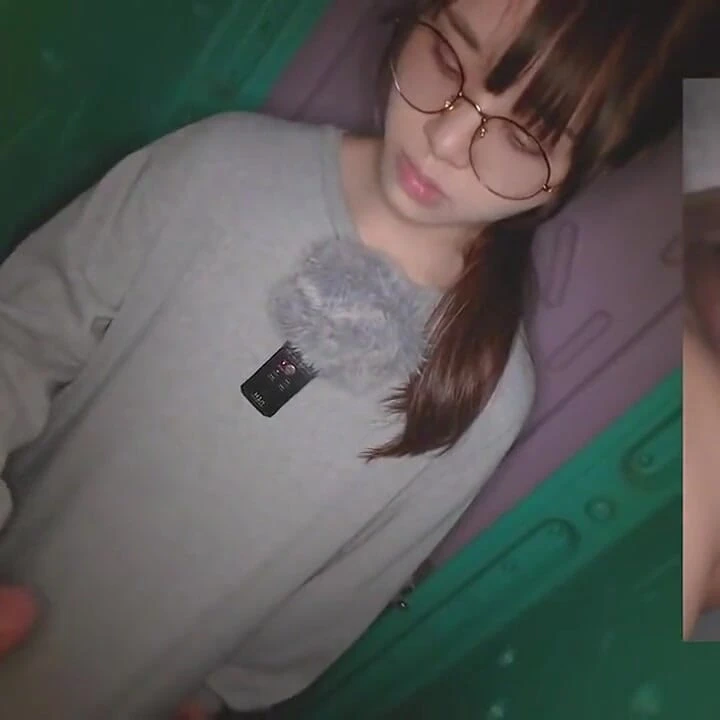 Doğal ve zengin güzellik, riskli geçici bir kabinin içinde sıcak ağız desteği sunarken kırılgan varis ısısı.