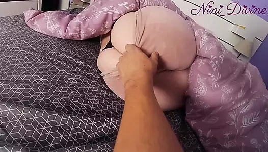 Üvey kız kardeşimin büyük yuvarlak götünü sikmek isteyen sıkı amını parmaklıyorum!