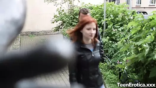 Ateşli kızıl saçlı Lilly harika bir dölleme için ısınıyor