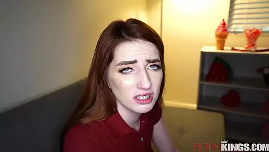 Üvey kız kardeşimin diş teli yüzüne gülümsüyorum