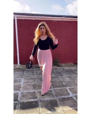 bebeğim içinde yüksek topuklu poz