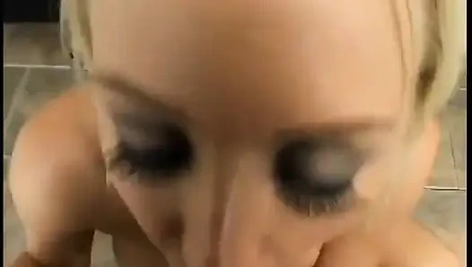 Harika memeli sarışın emme becerilerini gösteriyor ve dölleniyor