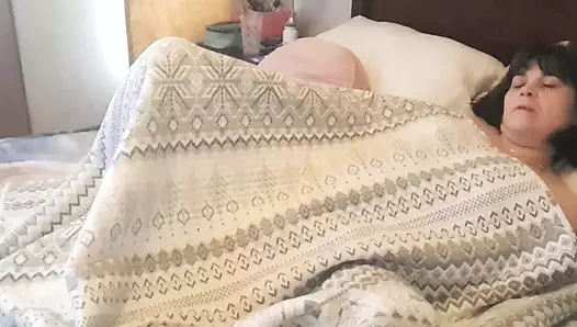 Üvey oğul üvey annesini mastürbasyon yaparken yakalıyor ve sonunda boşalıyor