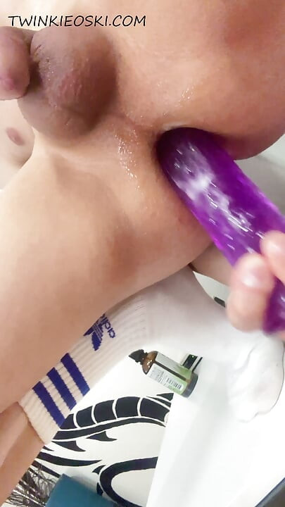 Sevimli twink dildo göt oyunu ve analdan boşalma