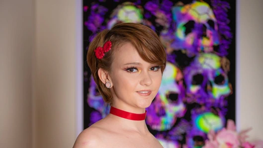 Baskın adam sıska Lucy Valentine'in damlayan amını sikiyor