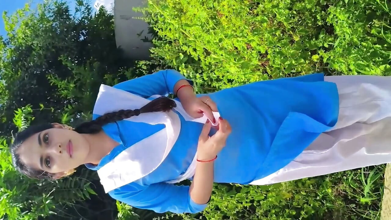 Hintli Okul Kızı Dışarıda Anal Seks ve Üniformasına Boşalma