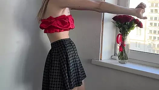 Azdırıcı etek ve siyah küçük tanga