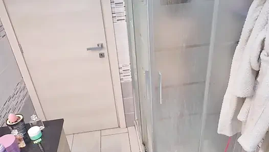 Duşta ateşli ve tamamen ıslak seksi