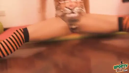 Yuvarlak eşek bebek baskı vücutta çalışıyor! sert memeler!